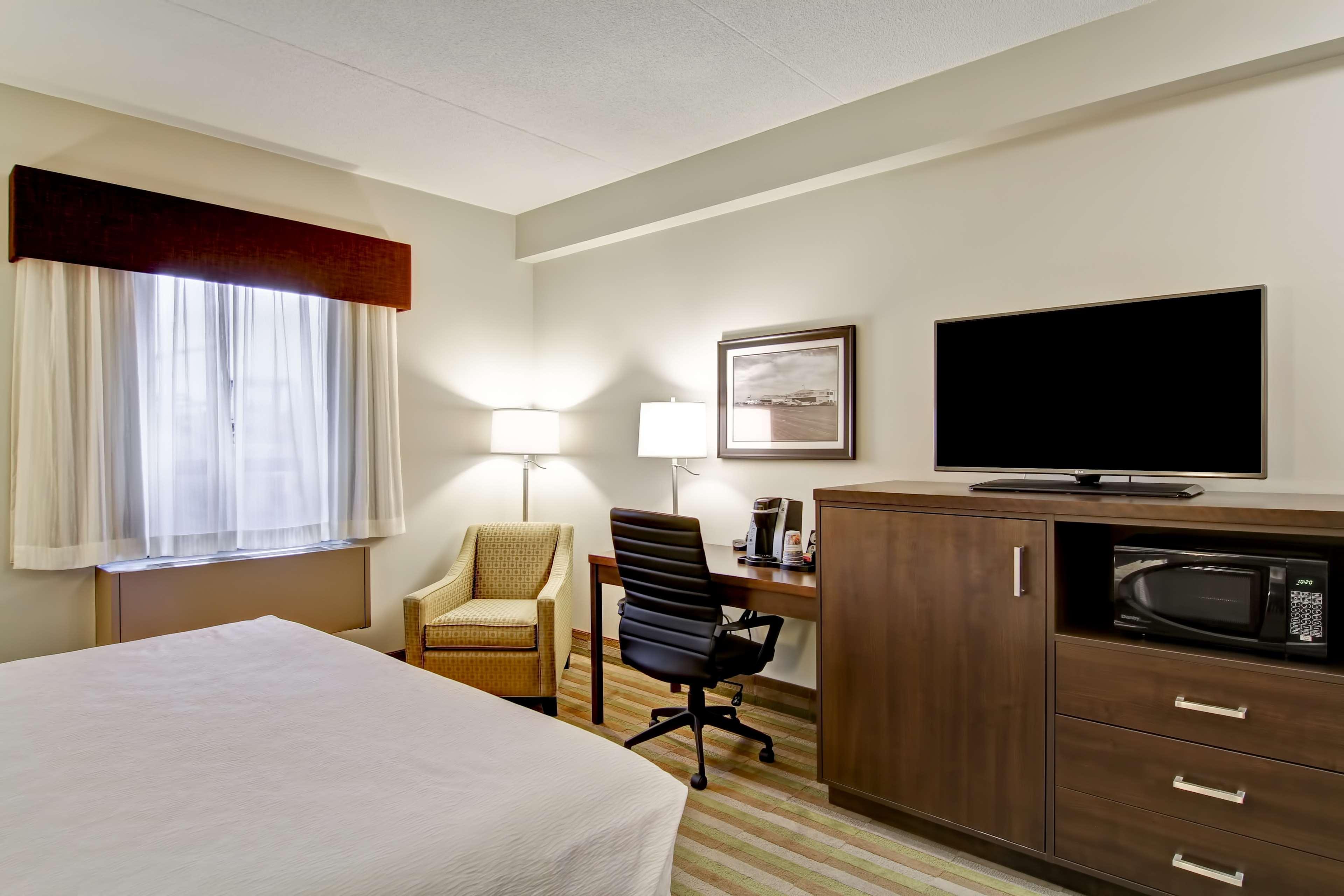 Best Western London Airport Inn & Suites Экстерьер фото