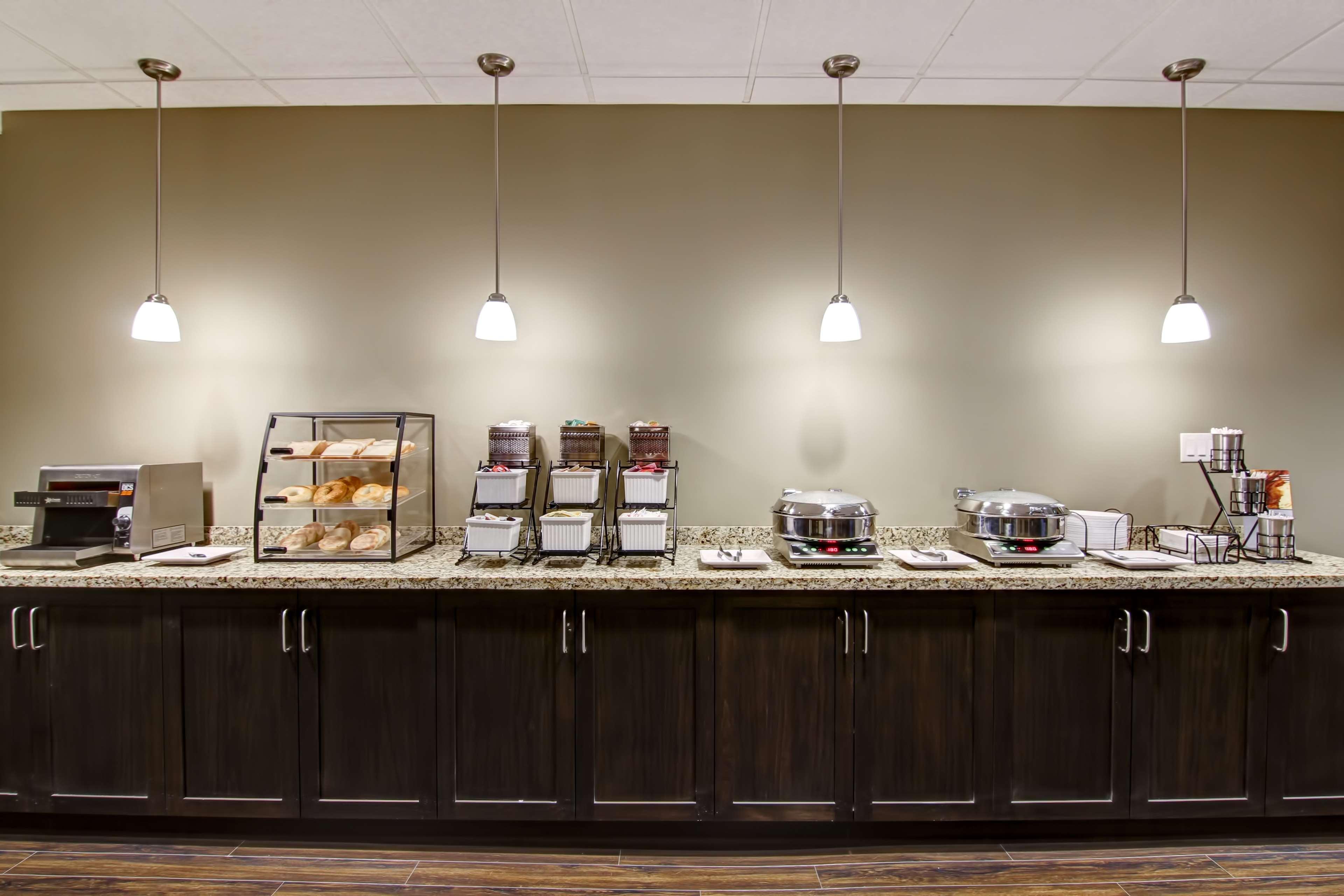 Best Western London Airport Inn & Suites Экстерьер фото